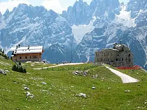 Die Dürrensteinhütte links neben dem Werk Plätzwiese