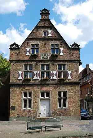 Frontansicht ohne Brunnen