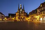 Marktplatz mit Rathaus zur blauen Stunde (2021)