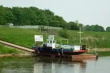 Fähre wegen Niedrigwasser außer Betrieb (Mai 2011). Erkennbar sind zwei Antriebspropeller.