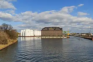 Der Westhafenkanal im Bereich des Westhafens, im Hintergrund der Zollspeicher