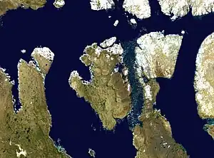 Satelliten-Fotomontage mit Prince of Wales Island in der Bildmitte und rechts davon der Peel Sound