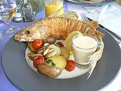 Im Ganzen gebackener Zander mit Sauce hollandaise, serviert in einem Restaurant in Balatonfüred, Ungarn