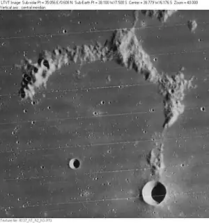 Wichmann (rechts unten). Die große, bogenförmige Struktur ist der nördliche Wall von Wichmann R. Der kleine Krater in der Mitte ist Wichmann B. (Aufnahme Lunar Orbiter IV)