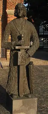 Widukindstatue auf dem Kirchplatz