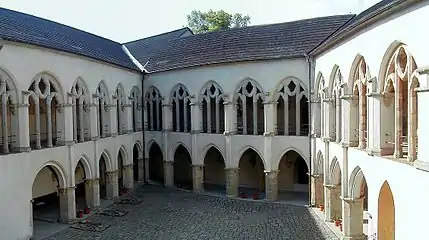 Innenhof der Burg Zvikov