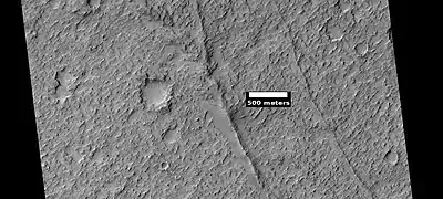 Mögliche Deiche am Boden des Huygens-Kraters, aufgenommen von HiRISE.