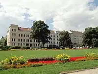 Wilhelmsplatz mit Pflanzbändern im August 2010