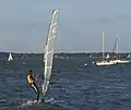 Windsurfer auf dem See