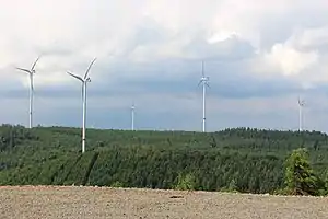 Sechs der zehn Anlagen des Windparks