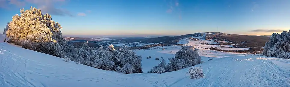 Winter auf dem Arnsberg mit Blick ins Grabfeld und zum Kreuzberg