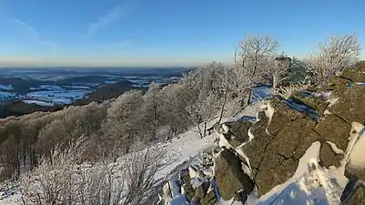 Winterlicher Blick an der Westseite des Gipfels entlang nach Norden