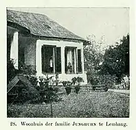 Teilansicht von Junghuhns Wohnhaus. – An der abgerundeten Hausecke und am runden Bogen über der Mitte des Hauses, der auf diesem Bild nur zu etwa einem Drittel zu sehen ist, kann man erahnen, wie groß das Haus gewesen war.