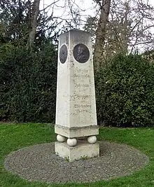 Franziska-Obelisk in den Hohenheimer Gärten (1998)