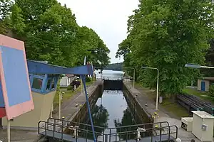 Blick von der Schleusenbrücke über die Schleusenanlage zum Flakensee