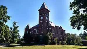 Das Woodruff County Courthous in Augusta (2015). Dieses 1900 im Stile der Neoromanik errichtete  Courthouse ist seit Dezember 1982 im NRHP eingetragen.