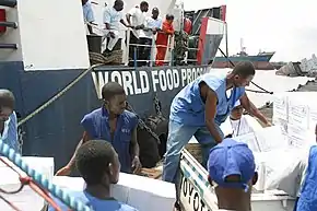 Das WFP-Schiff Martin löscht seine Fracht in Liberia während des Zweiten Liberianischen Bürgerkriegs, 2003