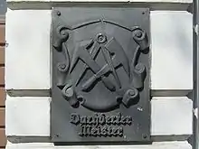 Zunftzeichen der Dachdecker: Dachdeckerbeil, Schieferhammer, Zirkel