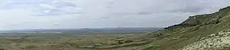 Blick von der Westflanke des Steamboat Mountain über die Killpecker Dunes nach Süden zu den Leucite Hills i. e. S., mit Black Rock (ganz links) und Spring Butte (Mitte links) als nächste Erhebungen