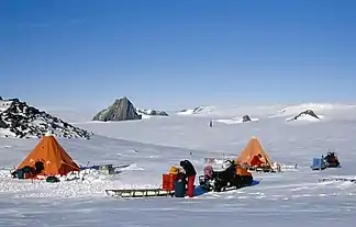 Blick nach Norden vom Storsveenfjellet auf die Nunatakker der Rasmussenegga