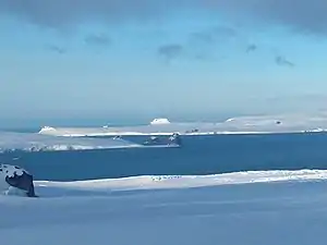 Blick aus dem Gebiet des Ravda Peak über die McFarlane Strait auf Greenwich Island mit dem Jakoruda-Gletscher (Hintergrund)