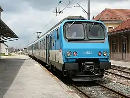 Z 99582 im Bahnhof von Pontarlier in der weiß-hellblauen Farbgebung der Region Franche-Comté