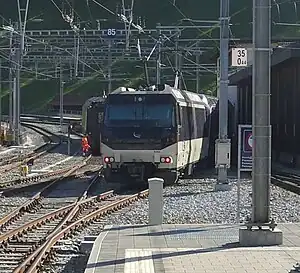 Der umgespurte GPX fährt rechts nach Montreux. Dahinter steht der geradeaus abgestellte Interface-Wagen und hinter ihm die BLS-Lok, die den Zug von Interlaken Ost brachte und dann nur mit dem Interface-Wagen durch die Anlage fuhr.