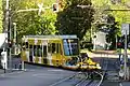 Beladener, bergwärts geschobener Vorstellwagen an der Liststraße