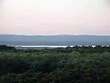 Flussmündung der Zala in den Balaton, im Hintergrund die Stadt Keszthely