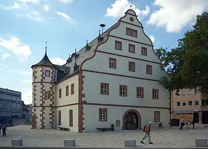 Zeughaus mit Ostgiebel.Rechts Areal der Kilianskapelle bzw. späteren Feuerwache, die 1952 abgebrochen wurde.Letzte Bauarbeiten zur Platzumgestaltung.2015