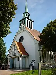 Blick auf das Ostportal und Turm der Kirche