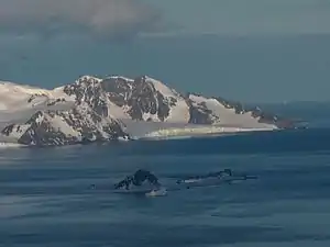 Blick über Half Moon Island hinweg auf die Mündung des Scherawna-Gletschers in die McFarlane Strait.