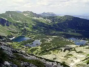 Blick vom Gipfel Kościelec ins Tal, im Hintergrund Kasprowy Wierch und Giewont in der Westtatra