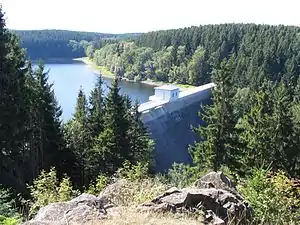 Blick vom Peterstein zur Staumauer und zum Stausee