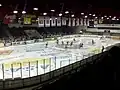 Blick auf die Eisfläche beim Spiel HC Slavia Prag gegen den HC Litvínov im März 2012