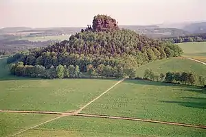 Der Blick auf den Zirkelstein zeigt die bereits stark erodierte Felskrone der Stufe d, die auf einer Schutthalde der Stufe c aufsitzt.