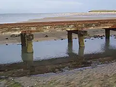 Zubringergleis der ehemaligen Pfahljochstrecke zum Anleger mit Langeoog im Hintergrund