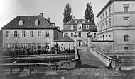 Eingangsbereich zum Garten mit Brücke über den Pleißemühlgraben