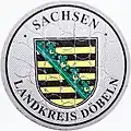 Zulassungsplakette des Landkreises Döbeln mit dem sächsischen Landeswappen bis 2008