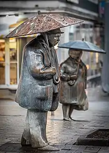 Eine der beiden Figuren von Leute im Regen in der Georgstraße in Hannover