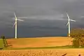 Zwei Windkraftanlagen nahe der Neutscher Höhe, Blick von Osten