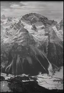 Talgrund rechts: Bergün/Bravuogn. Vordergrund links: Piz Ragnux. Bildmitte: Piz Ela, darunter: Piz digl Barba Peder.