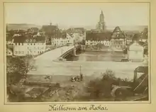 Die neue Neckarbrücke (links) kurz nach ihrem Bau 1867. Rechts ist das Holzdach der alten Brücke zu erkennen.