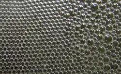 Hexagonale Ordnung und Chaos in einem Schaum