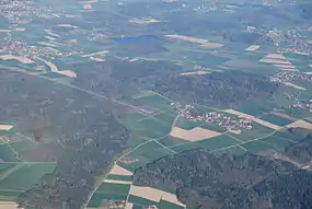 Hersiwil en aprilo 2011, fotita el balono, malantaŭe maldekstre en la bildo videblas Burgäschilago