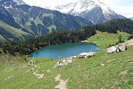 La Lago de Golzeren, vidita de supre