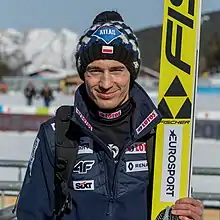 Kamil Stoch en Bischofshofen (2018), kiam li venkis en ĉiuj kvar konkursoj de la Internacia Kvarsaltejturneo, ripetante la sukceson de Sven Hannawald