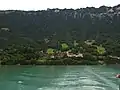 La vilaĝo Ringgenberg vidita de la Lago de Brienz