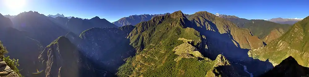 Vido al Maĉupikĉuo de sur Huayna Picchu, montranta aliran vojon nomita „Hiram Bingham Highway“. La vojo estas uzata per turismaj aŭtobusoj por transporti ĝis kaj el urbo Aguas Calientes.