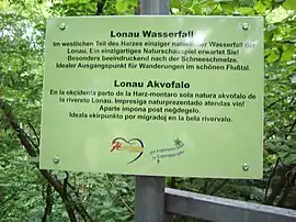 Herzberg - turisma informo pri Lonau afkvofalo en du lingvoj (germana kaj esperanto).